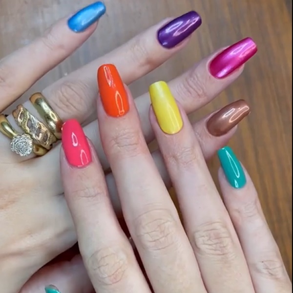 Modelo com unhas coloridas